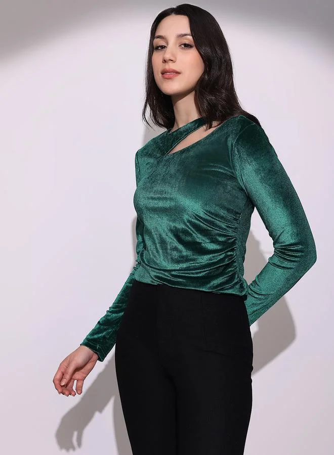 جلو باص بلوزة مخمل مزينة بتفاصيل مفرغة